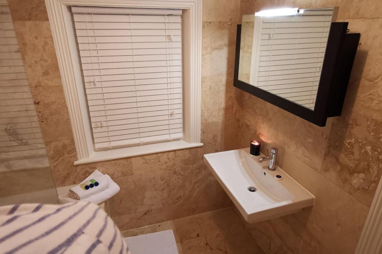 Perfectly Located 4 Storey Townhouse With 2 Parking Spaces In Holiday home *
